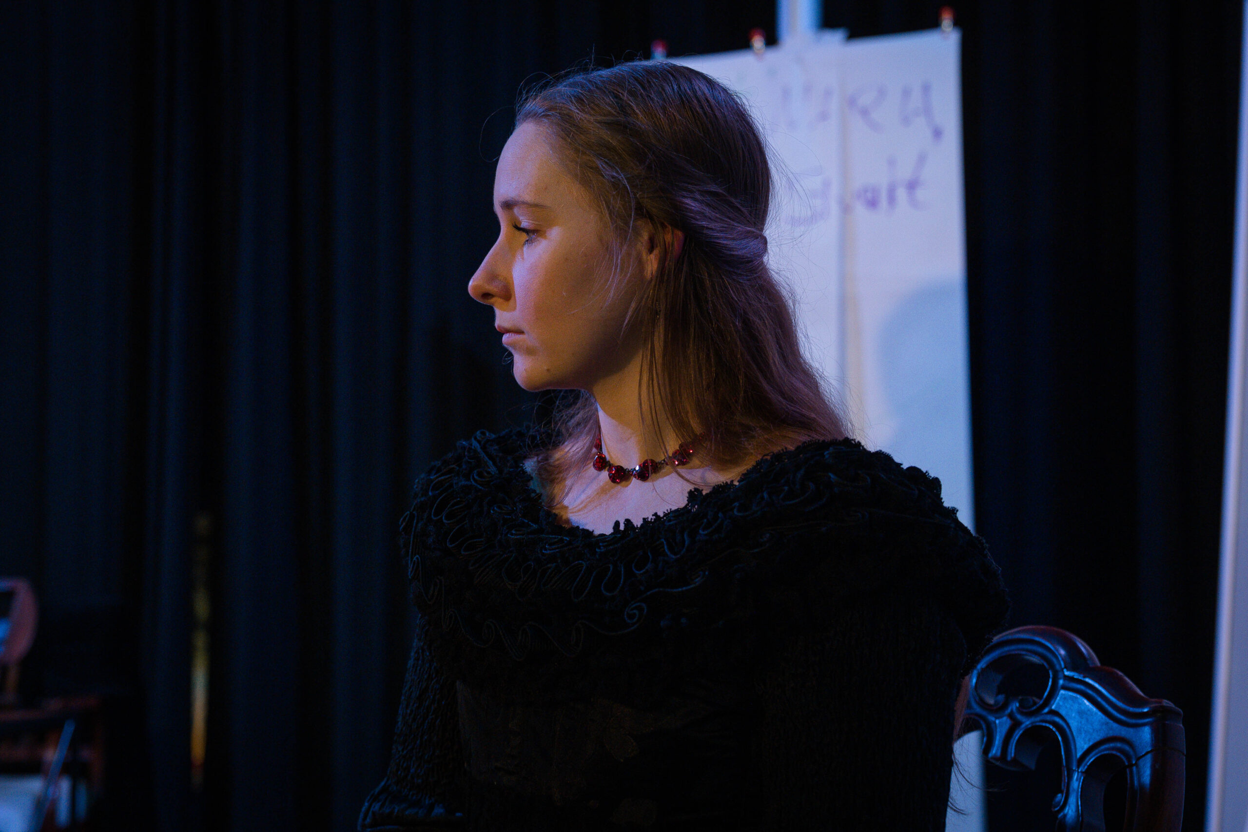 Schauspielerin auf der Bühne des Erthaltheaters