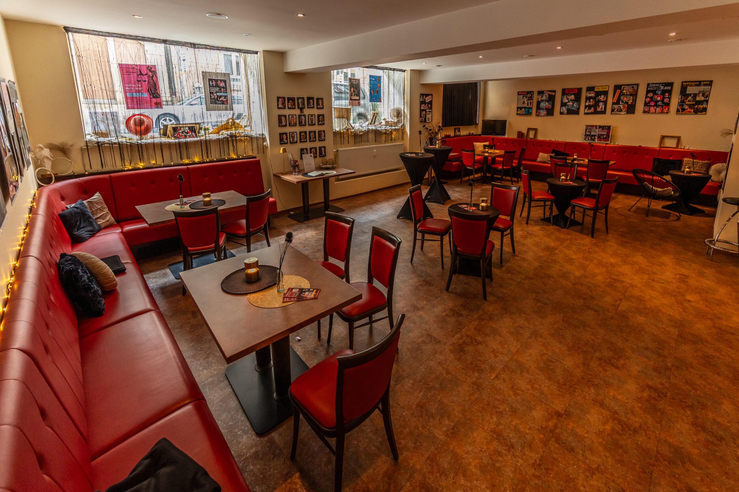 Weite Ansicht des Theaterfoyers