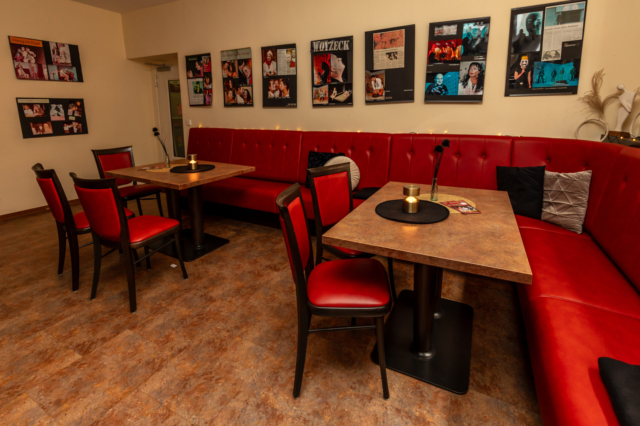 Liebevoll gedeckter Tisch im Theaterfoyer