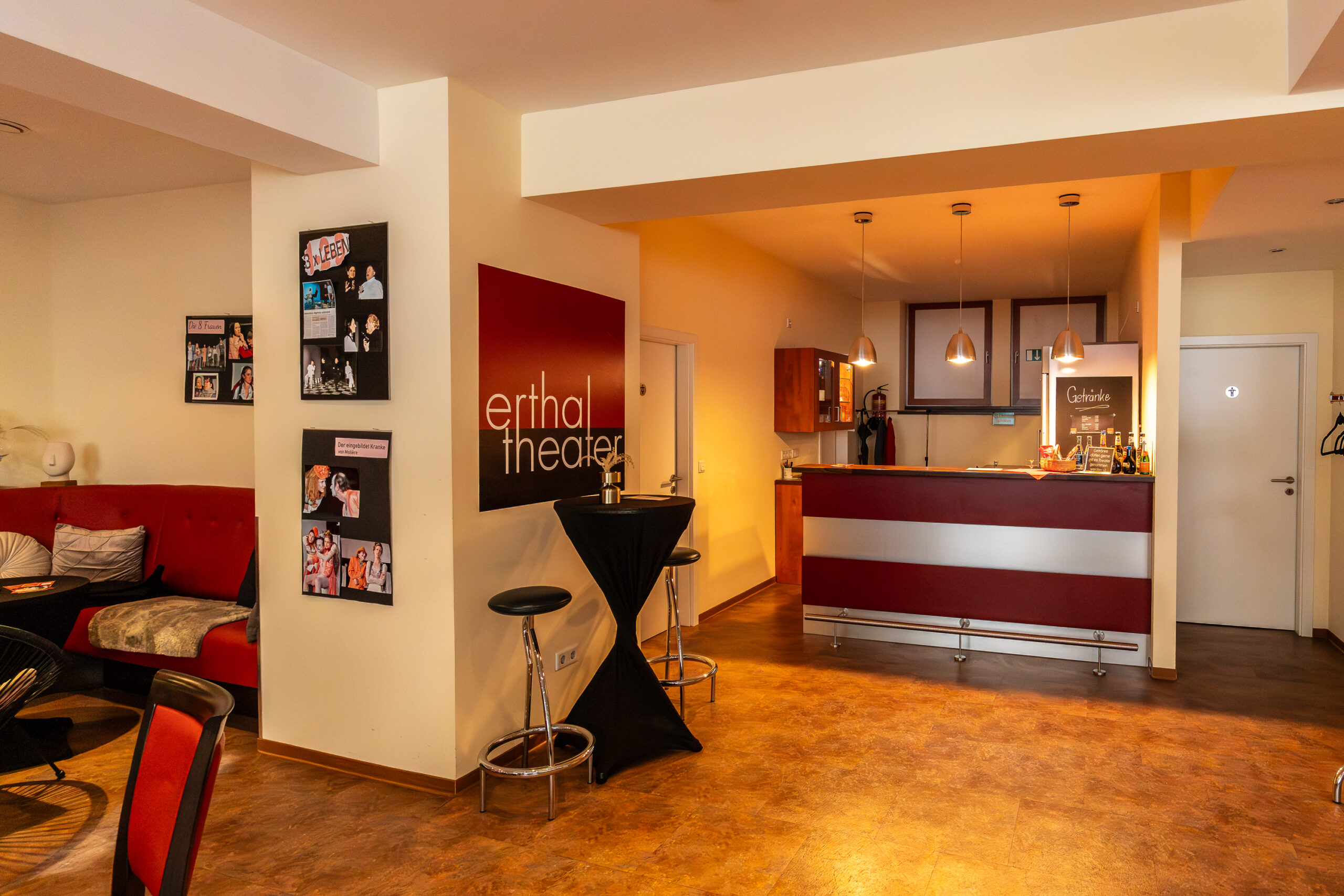 Sitzbereich im Foyer des Erthaltheaters